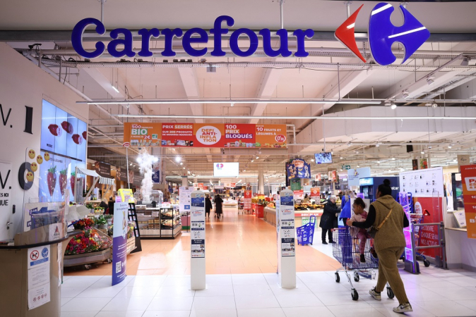 A entrada do hipermercado Carrefour é retratada em 29 de março de 2023, em Villeneuve-la-Garenne.