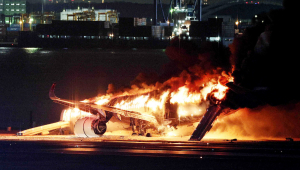 Avião pega fogo no Japão