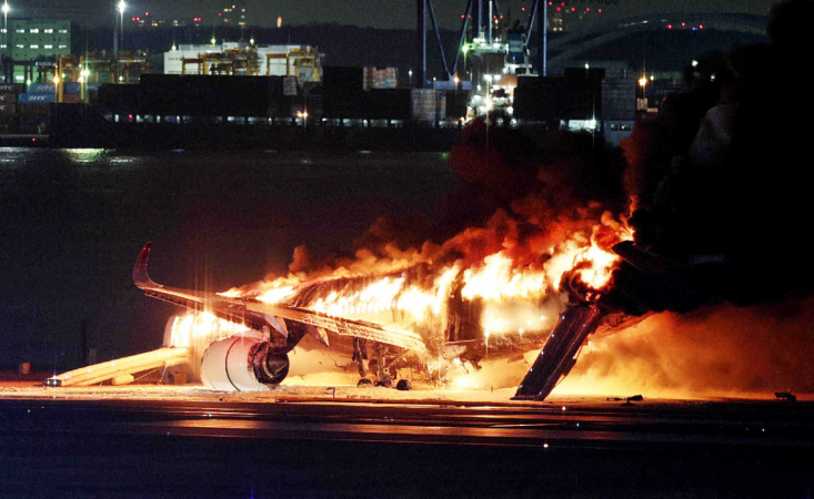 Avião pega fogo no Japão