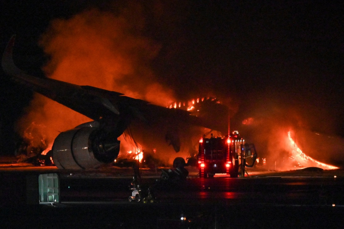 Aeronave da Japan Airlines pegou fogo após colisão com outro avião