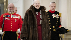 A Rainha Margrethe chega para realizar uma cura de Ano Novo