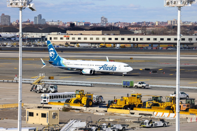 Avião da Boeing 737 MAX 9, da companhia Alaska Airlines, passou por um incidente nos EUA