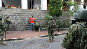 Soldados equatorianos revistam um homem durante uma patrulha nas ruas de Cuenca