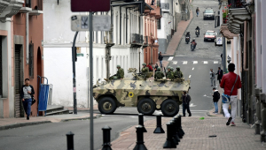 As forças de segurança equatorianas patrulham a área ao redor da praça principal e do palácio presidencial