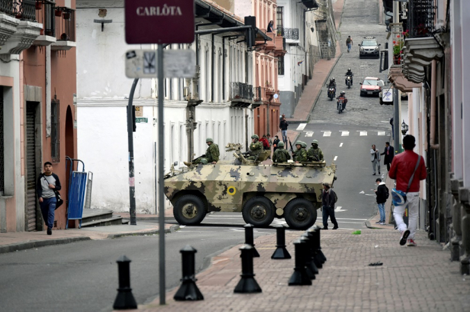 As forças de segurança equatorianas patrulham a área ao redor da praça principal e do palácio presidencial