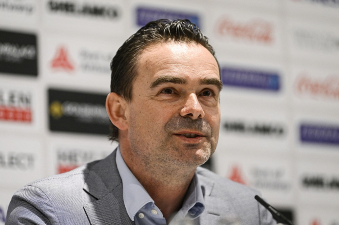 O novo diretor de futebol de Antuérpia, Marc Overmars, fala durante uma coletiva de imprensa do clube de futebol belga Royal Antwerp FC