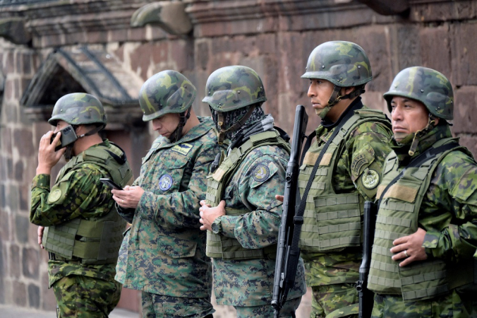 As forças de segurança montam guarda do lado de fora do Palácio Carondelet, em Quito