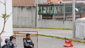 Policiais montam guarda do lado de fora da prisão de Turi, em Cuenca, Equador,
