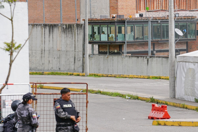 Policiais montam guarda do lado de fora da prisão de Turi, em Cuenca, Equador,