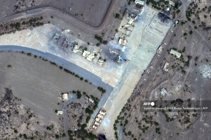 Imagem de satélite, cortesia da Maxar Technologies, mostra abrigos destruídos no campo de aviação de Hodeida