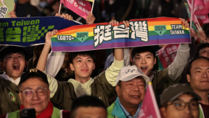 Apoiadores do vice-presidente de Taiwan e candidato presidencial do Partido Democrático Progressista (DPP), Lai Ching-te, seguram cartazes enquanto aguardam os resultados da eleição presidencial fora da sede do partido