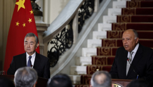 O ministro das Relações Exteriores do Egito, Sameh Shoukry (dir.), e o ministro das Relações Exteriores da China, Wang Yi, em entrevista coletiva