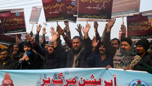 Ativistas paquistaneses protestam em Lahore em 19 de janeiro de 2024, depois que o Irã lançou um ataque aéreo na província do Baluchistão, no sudoeste do Paquistão