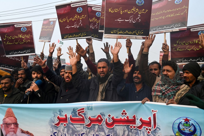 Ativistas paquistaneses protestam em Lahore em 19 de janeiro de 2024, depois que o Irã lançou um ataque aéreo na província do Baluchistão, no sudoeste do Paquistão