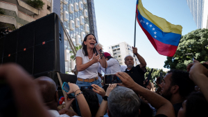 A líder da oposição venezuelana, Maria Corina Machado, fala a apoiadores durante uma manifestação no aniversário do levante de 1958 que derrubou uma ditadura militar, na praça Altamira, em Caracas