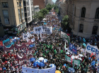 Vista aérea de pessoas participando de uma manifestação durante uma greve nacional contra o governo de Javier Milei em Córdoba, Argentina,