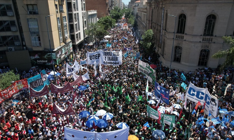 Vista aérea de pessoas participando de uma manifestação durante uma greve nacional contra o governo de Javier Milei em Córdoba, Argentina,