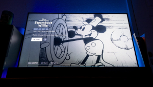 Em uma ilustração fotográfica, um episódio de Steamboat Willie da Disney que foi a estreia de Mickey Mouse é visto em um aparelho de televisão