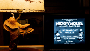 Em uma ilustração fotográfica, um episódio de Steamboat Willie da Disney que foi a estreia de Mickey Mouse é visto em um laptop