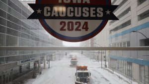 Caminhões de arado limpam a Grand Avenue enquanto ventos fortes e neve da tempestade de inverno Gerri quatro dias antes das convenções de Iowa