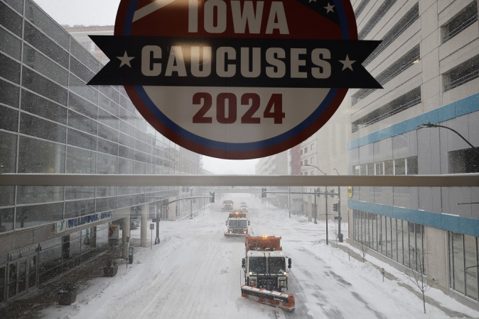 Caminhões de arado limpam a Grand Avenue enquanto ventos fortes e neve da tempestade de inverno Gerri quatro dias antes das convenções de Iowa