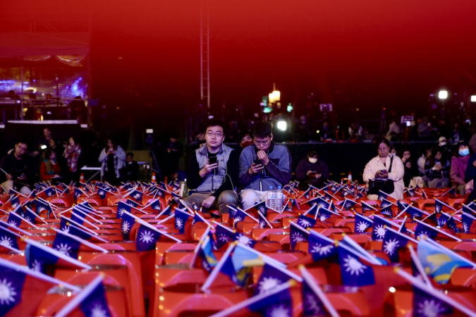 Apoiadores do Kuomintang (KMT), ou Partido Nacionalista Chinês, o candidato presidencial Hou Yu-ih assistem aos resultados iniciais da contagem de votos durante as eleições