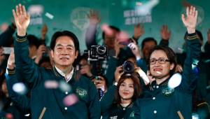 O vice-presidente de Taiwan e candidato presidencial do Partido Democrático Progressista (DPP), William Lai Ching-te (L), e o candidato a vice-presidente Hsiao Bi-khim (R), comemoram em meio a uma chuva de confetes durante um comício após vencer as eleições presidenciais