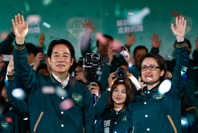 O vice-presidente de Taiwan e candidato presidencial do Partido Democrático Progressista (DPP), William Lai Ching-te (L), e o candidato a vice-presidente Hsiao Bi-khim (R), comemoram em meio a uma chuva de confetes durante um comício após vencer as eleições presidenciais
