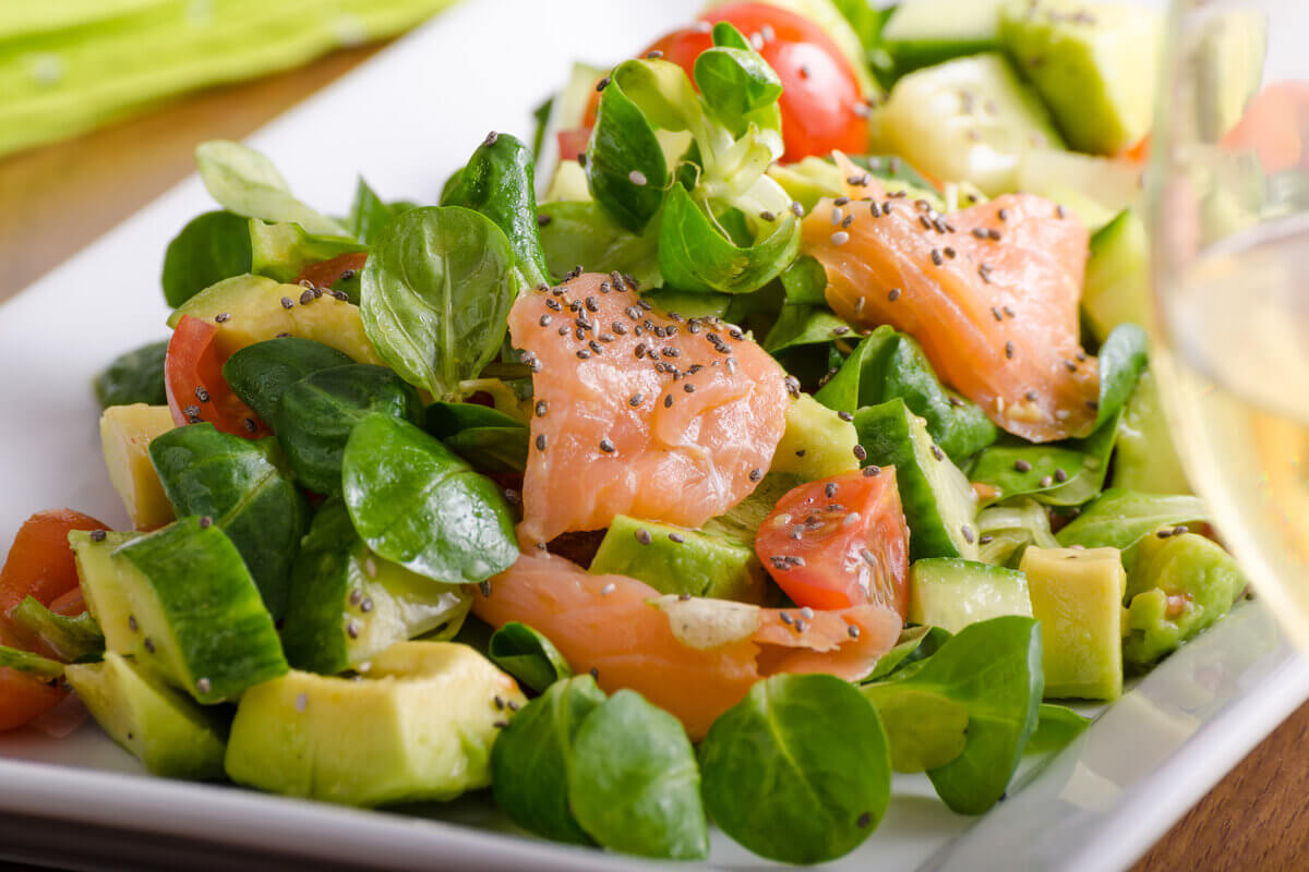 Salada de rúcula com salmão e abacate 