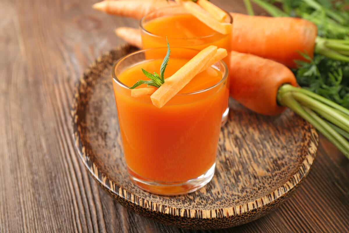 Suco de cenoura, laranja e mel 