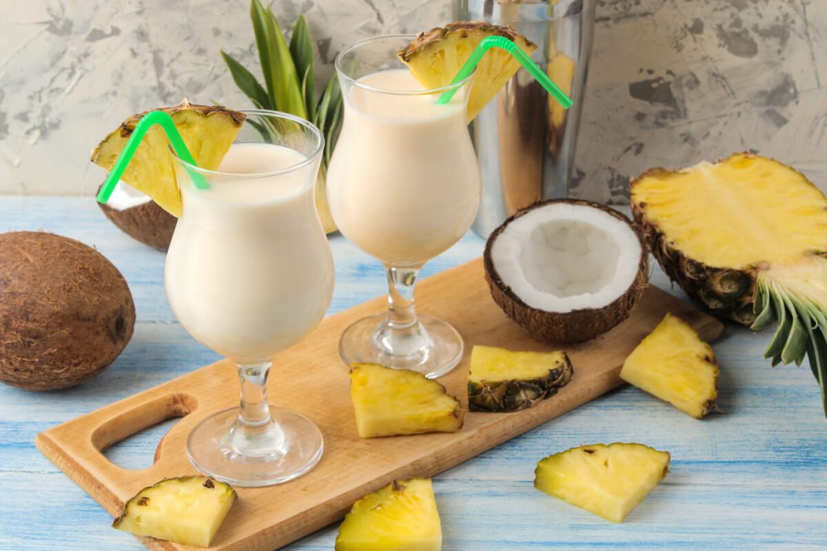 Vitamina tropical de coco com abacaxi 