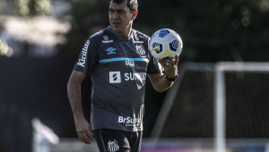 Fpabbio Carille segura uma bola de futebol no treino