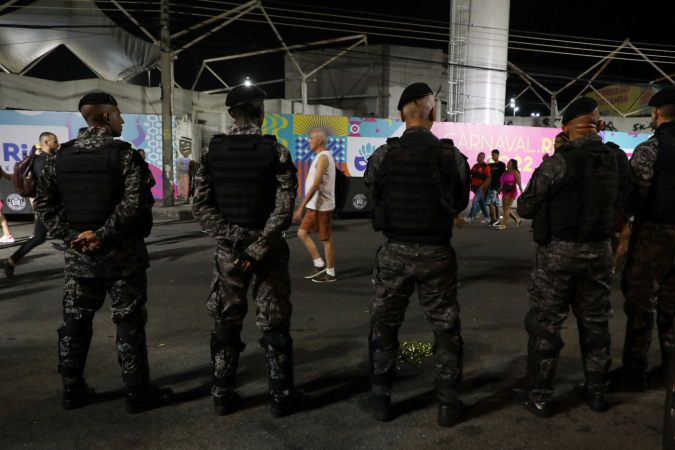 Policiais fazem segurança durante o Carnaval no Rio de Janeiro