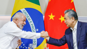 Luiz Inácio Lula da Silva, durante audiência concedida ao Ministro dos Negócios Estrangeiros da República Popular da China, Wang Yi