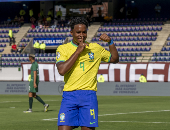 Endrick comemora seu gol no jogo contra a Bolívia