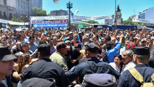 Manifestantes se mobilizam durante um protesto convocado pela Confederação Geral do Trabalho hoje, em Buenos Aires