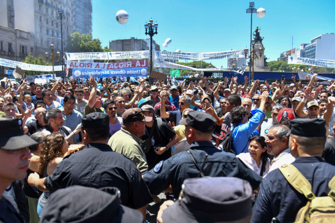 Manifestantes se mobilizam durante um protesto convocado pela Confederação Geral do Trabalho hoje, em Buenos Aires