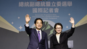 O vice-presidente de Taiwan e candidato presidencial do Partido Democrático Progressista (DPP), William Lai Ching-te (esq.), e o candidato a vice-presidente Hsiao Bi-khim acenam após vencer as eleições presidenciais, durante um conferência de imprensa em Taipei