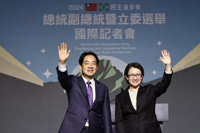 O vice-presidente de Taiwan e candidato presidencial do Partido Democrático Progressista (DPP), William Lai Ching-te (esq.), e o candidato a vice-presidente Hsiao Bi-khim acenam após vencer as eleições presidenciais, durante um conferência de imprensa em Taipei