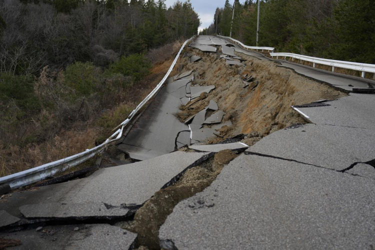 Número de mortos no Japão após terremoto na costa oeste sobe para 50; buscas em escombros continuam