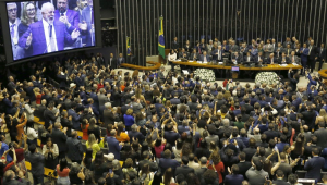 Lula fala e sua imagem aparece no telão em um Congresso lotado