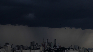 Nuvens escuras encobrem o céu na cidade de São Paulo em vista a partir do bairro do Limão, na zona norte de são Paulo, na tarde desta quinta-feira, 11.