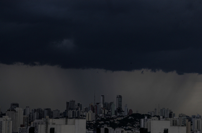 Nuvens escuras encobrem o céu na cidade de São Paulo em vista a partir do bairro do Limão, na zona norte de são Paulo, na tarde desta quinta-feira, 11.