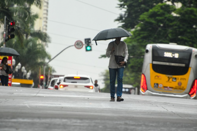 Pedestres enfrentam a primeira chuva de verão do ano de 2024, no fim de tarde desta quarta-feira (3), na região central de São Paulo