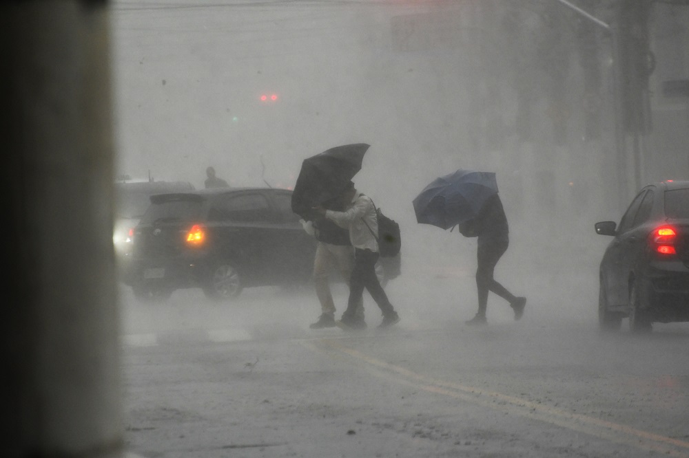 Pedestres tentam se proteger do temporal atinge a região do Ibirapuera, zona sul de São Paulo