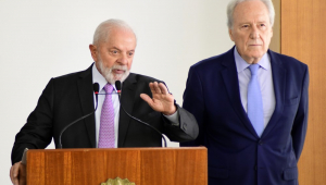 O presidente Luiz Inácio Lula da Silva (E) anuncia o ex-presidente do Supremo Tribunal Federal (STF), Ricardo Lewandowski (D), como novo ministro da Justiça e da Segurança Pública