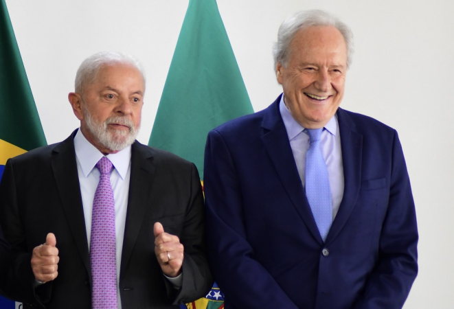 O presidente Luiz Inácio Lula da Silva (E) anuncia o ex-presidente do Supremo Tribunal Federal (STF), Ricardo Lewandowski (D), como novo ministro da Justiça e da Segurança Pública