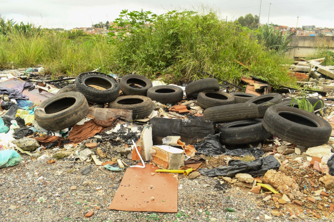 Descarte de pneus velhos em meio a entulho no bairro de São Mateus, na zona leste de São Paulo