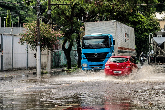 Uma rápida chuva atingiu alguns bairros da zona norte de São Paulo