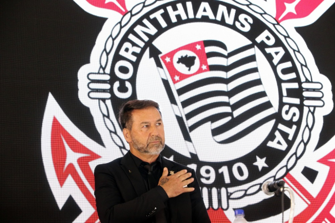Augusto Melo toma posse como presidente do Corinthians